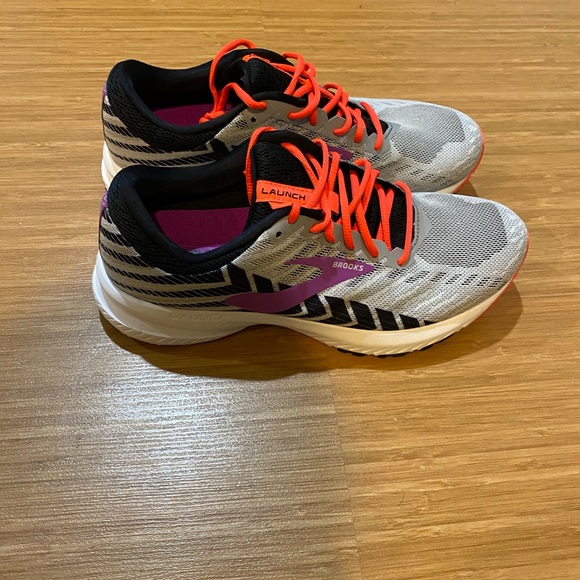 brooks sneakers near me